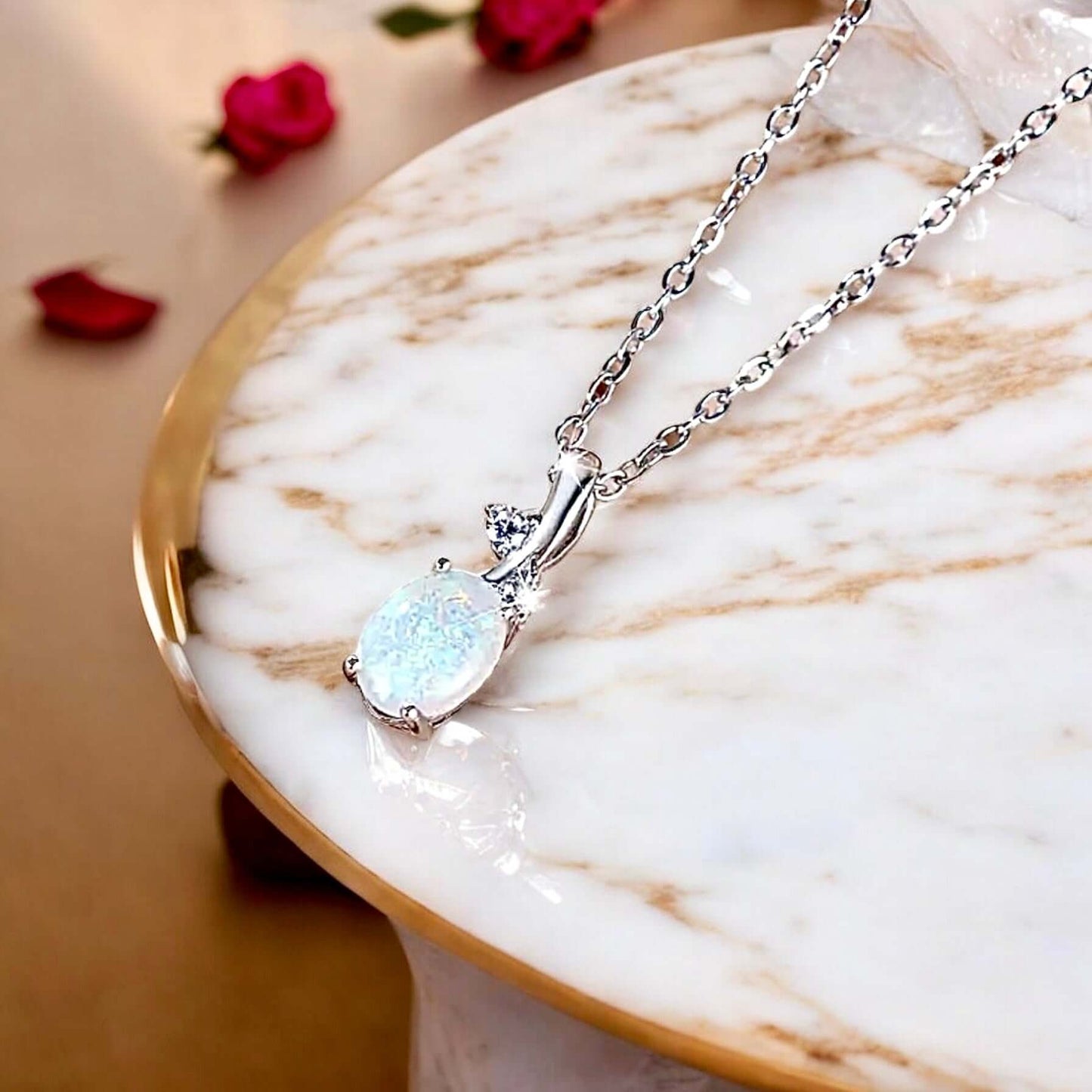 Silberne Halskette mit ovalem Opal – elegantes Schmuckstück voller sanftem Schimmer