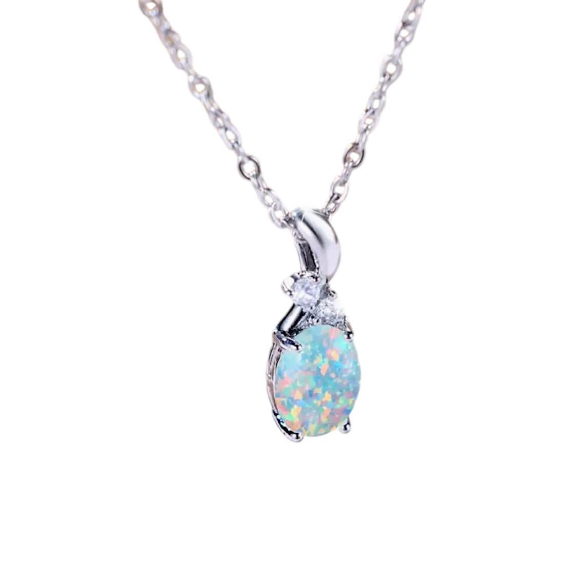 Silberne Halskette mit ovalem Opal – elegantes Schmuckstück voller sanftem Schimmer