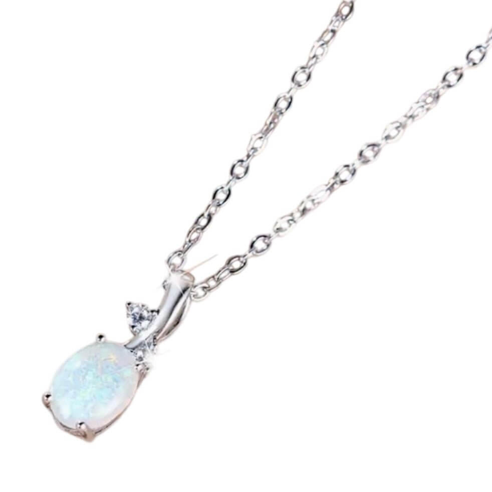 Silberne Halskette mit ovalem Opal – elegantes Schmuckstück voller sanftem Schimmer