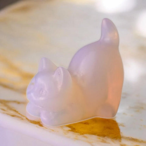 Rosa Opalit Katze – Sanfte Naturfigur mit bezaubernder Ausstrahlung
