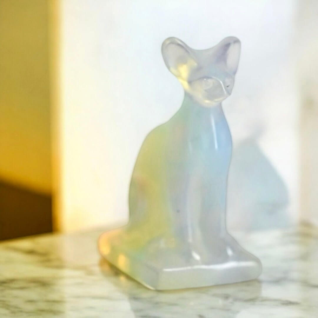 Zarte Katze aus Opalit – Liebevoll gestaltetes Kristallobjekt