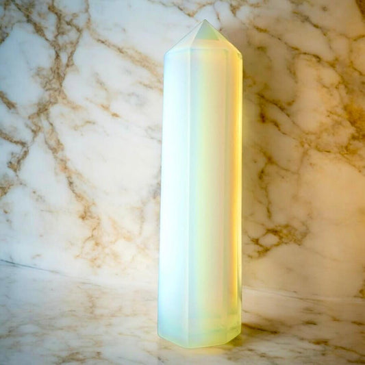 Opalit Obelisk - Schimmernde Faszination
