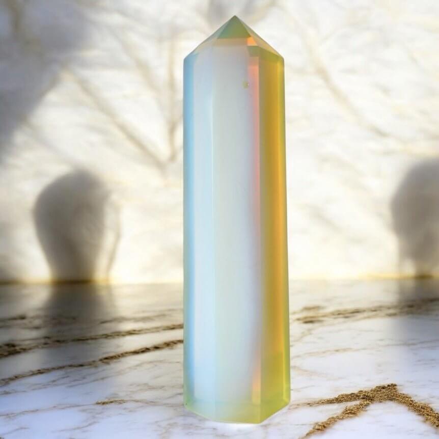 Opalit Obelisk - Schimmernde Faszination