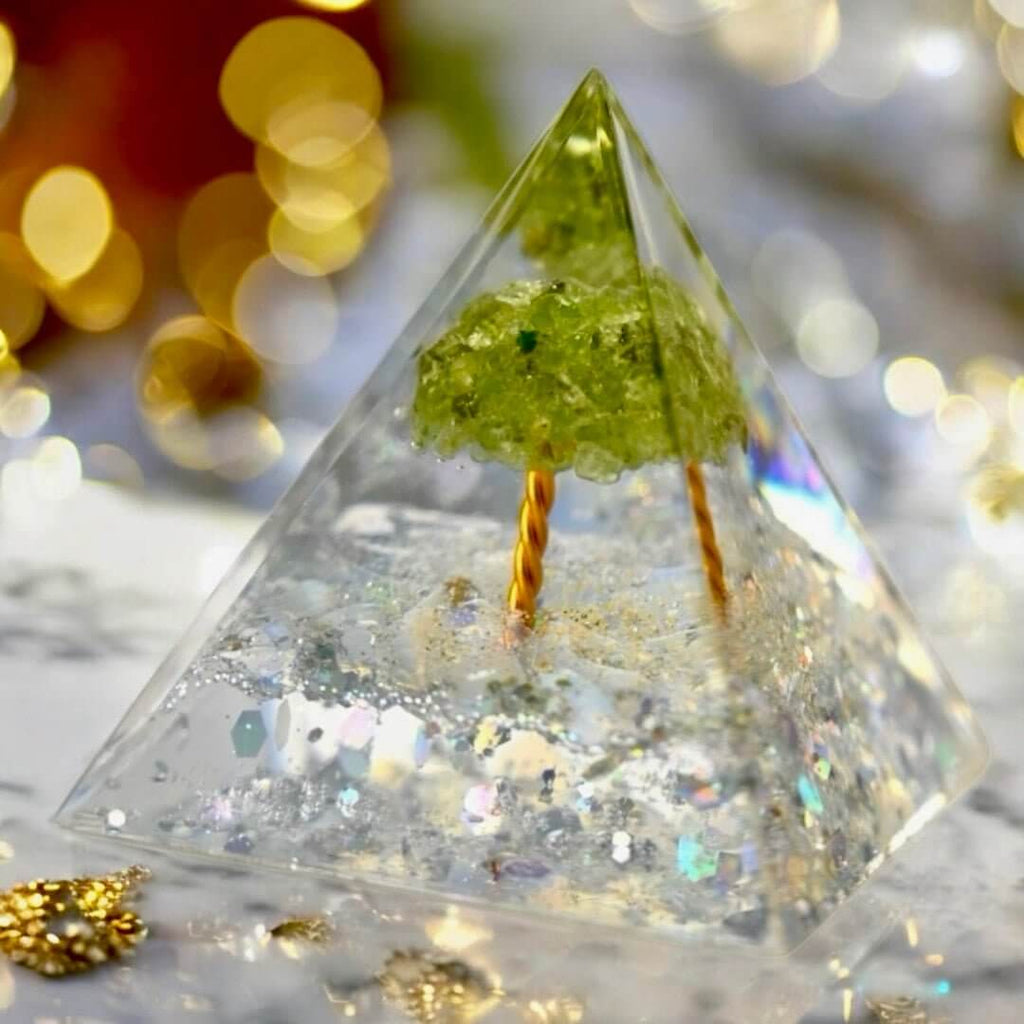 Wunderschöne Orgonit Pyramide mit Baum