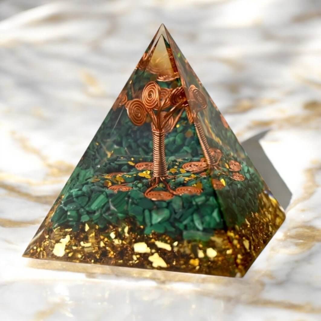 Große Orgonit Pyramide „Kupferbaum“ Malachit