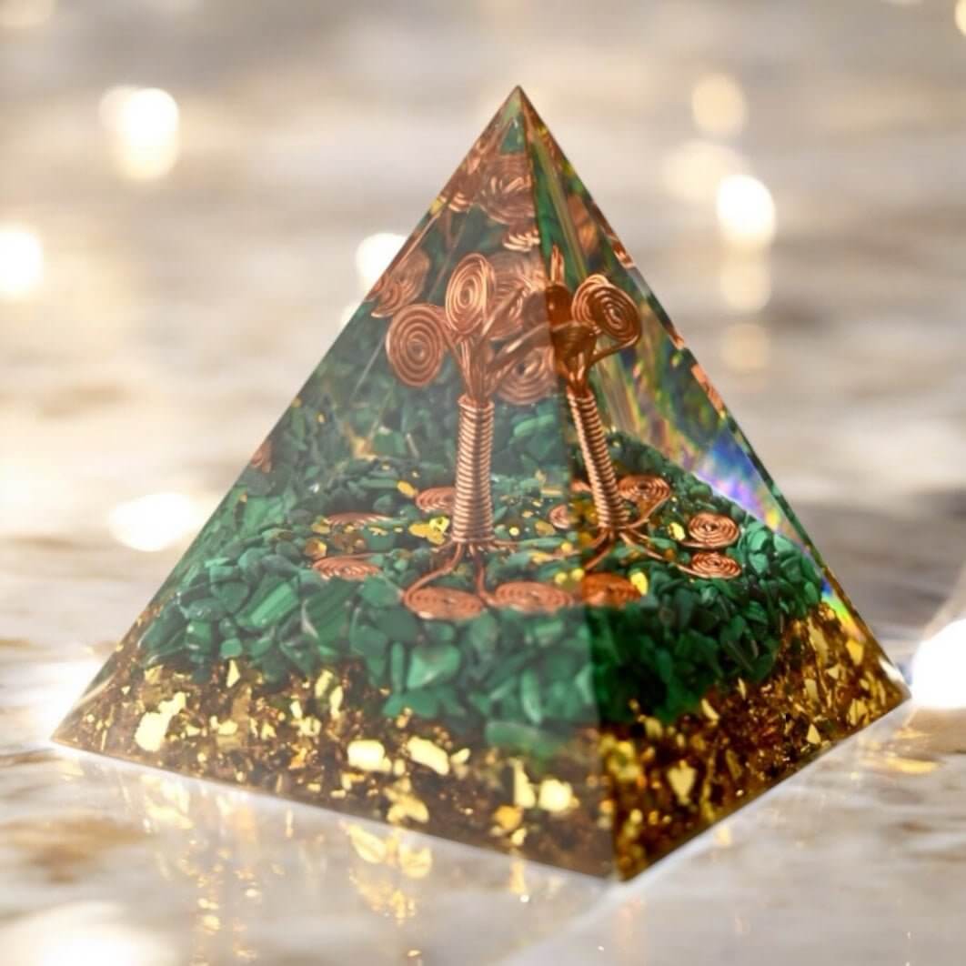 Große Orgonit Pyramide „Kupferbaum“ Malachit