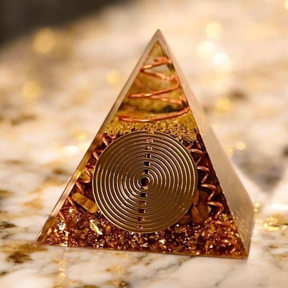 Orgonit Pyramide Tigerauge – strahlende Wirkung & Eleganz