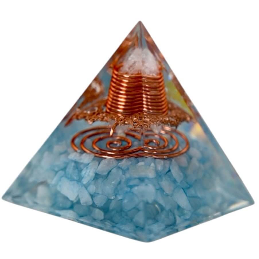 Orgonit Pyramide hellblau mit Doppelender – strahlende Wirkung & Eleganz
