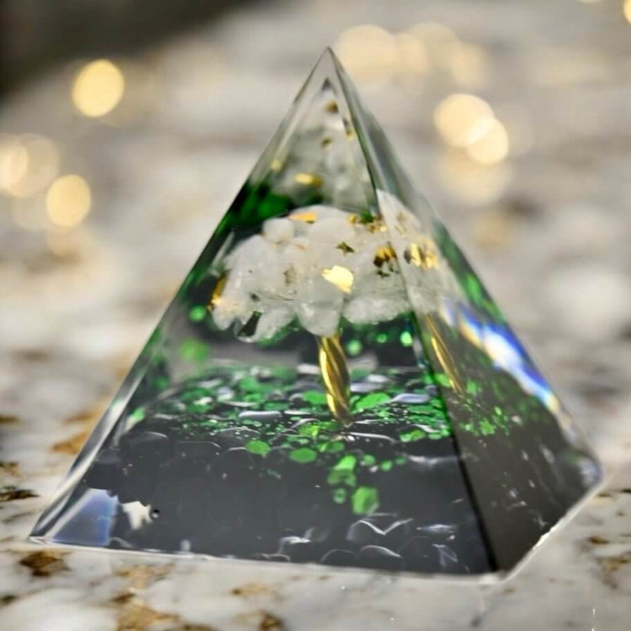 Wunderschöne Orgonit Pyramide mit Baum