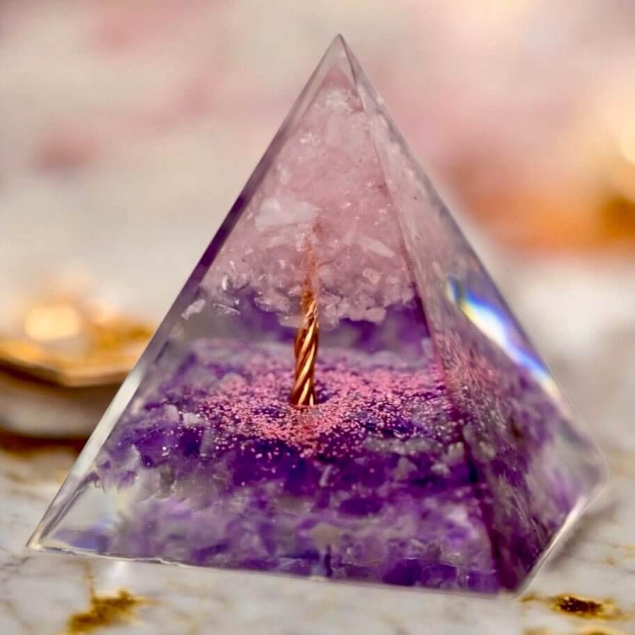 Wunderschöne Orgonit Pyramide mit Baum - Kirschblüten das ganze Jahr