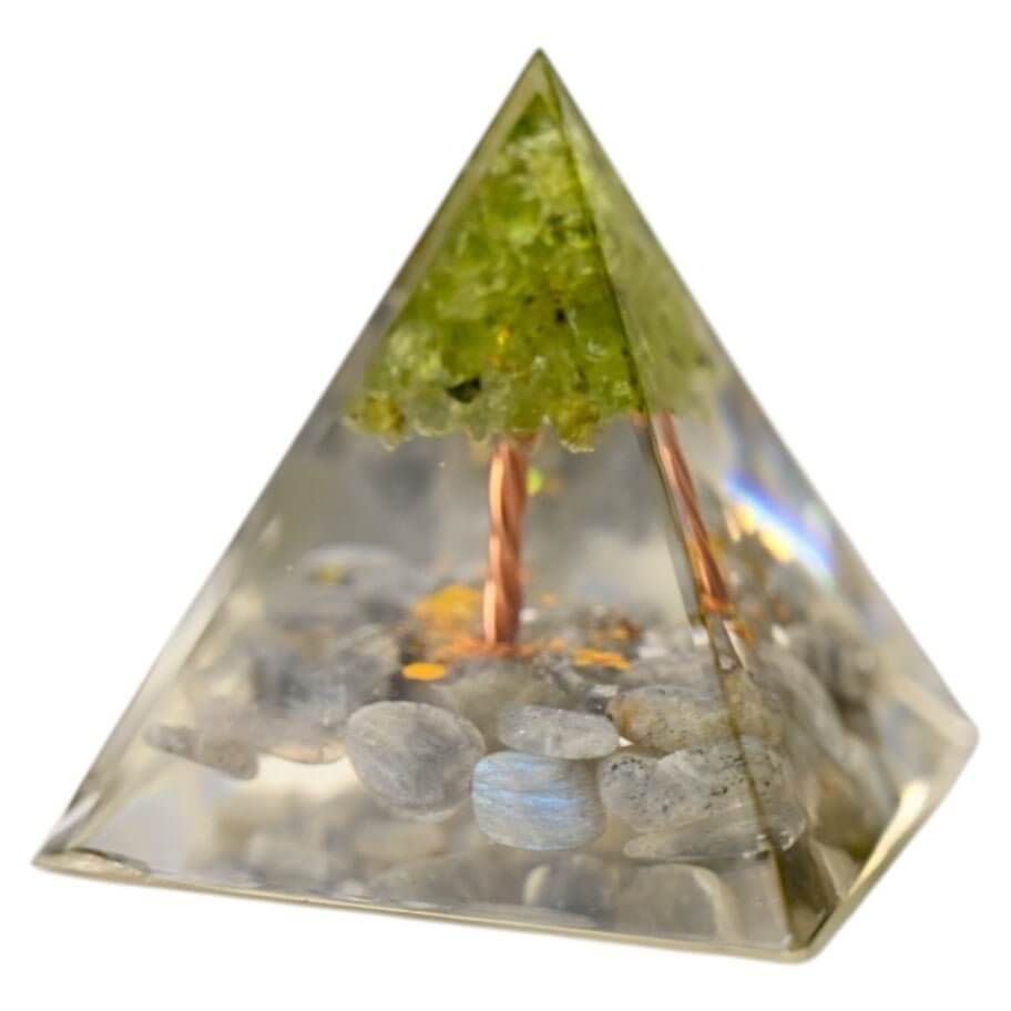 Wunderschöne Orgonit Pyramide mit Baum