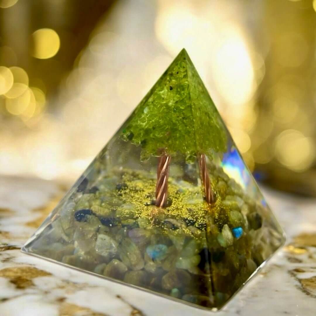 Wunderschöne Orgonit Pyramide mit Baum