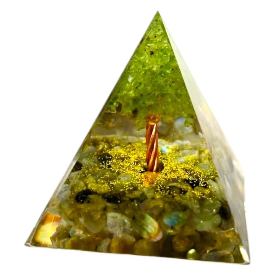 Wunderschöne Orgonit Pyramide mit Baum