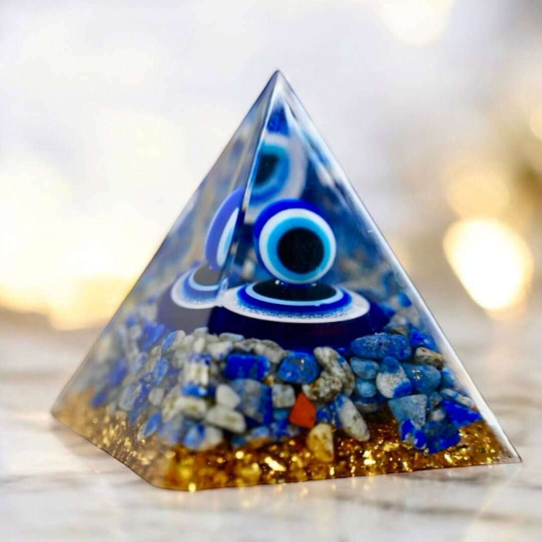 Orgonit Pyramide mit Lapislazuli – Schutz & Ausgleich mit schützendem Auge