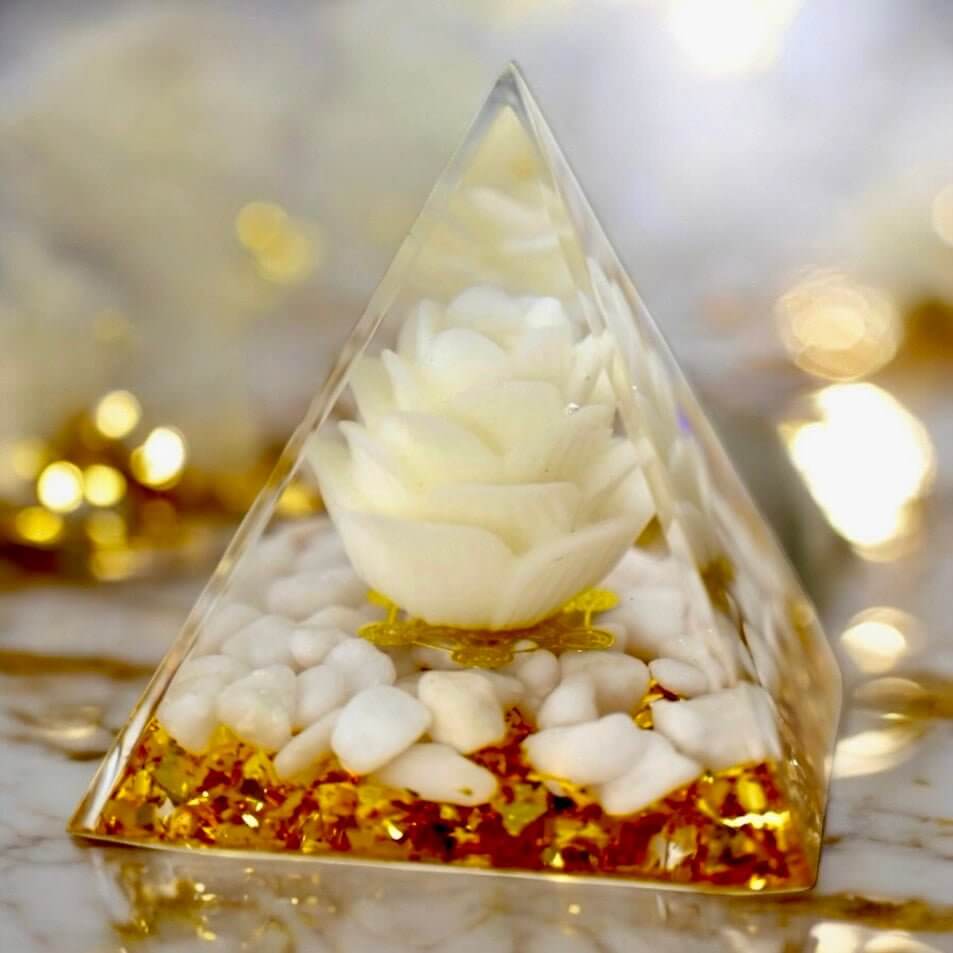 Weise Orgonit Pyramide mit Blume des Lebens