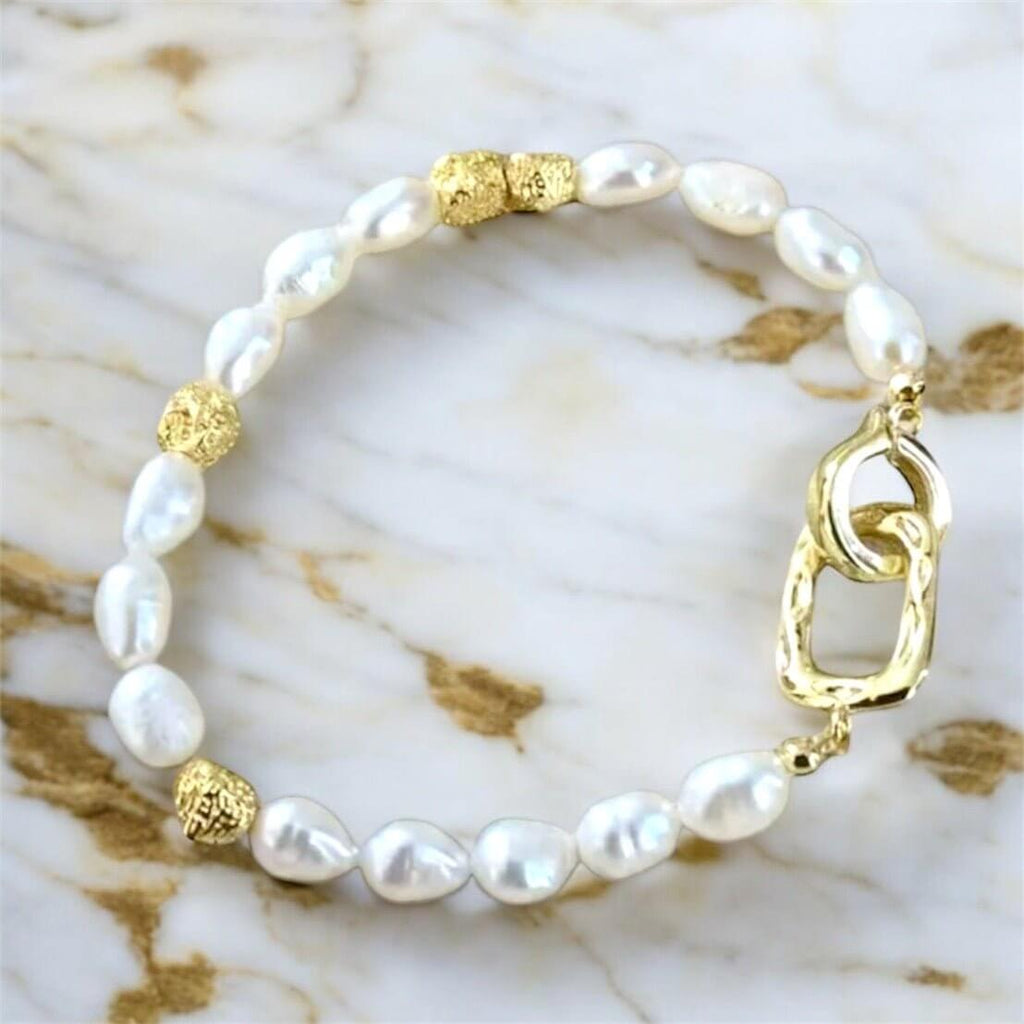 Perlenarmband mit Goldelementen - Zeitlos elegant