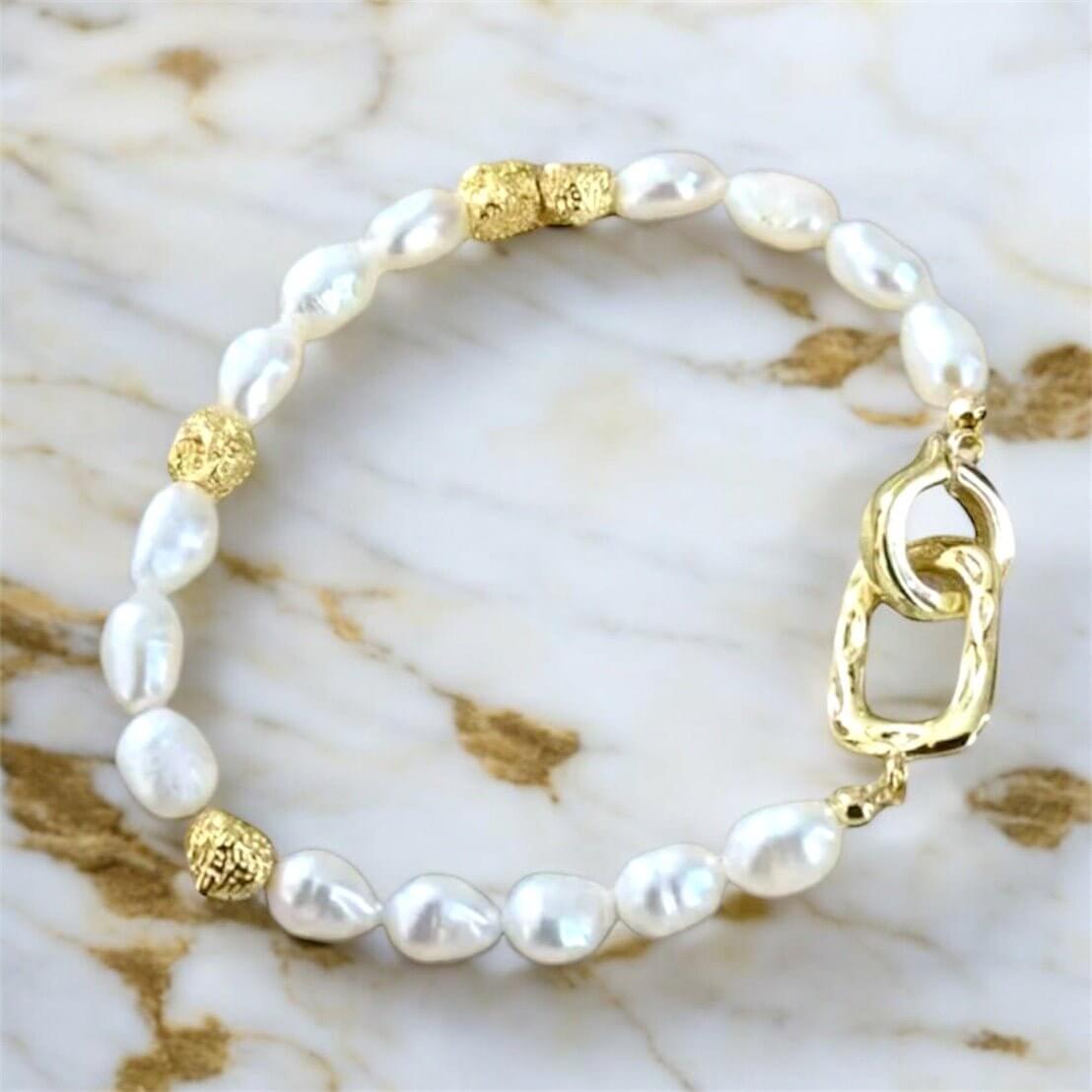 Perlenarmband mit Goldelementen - Zeitlos elegant
