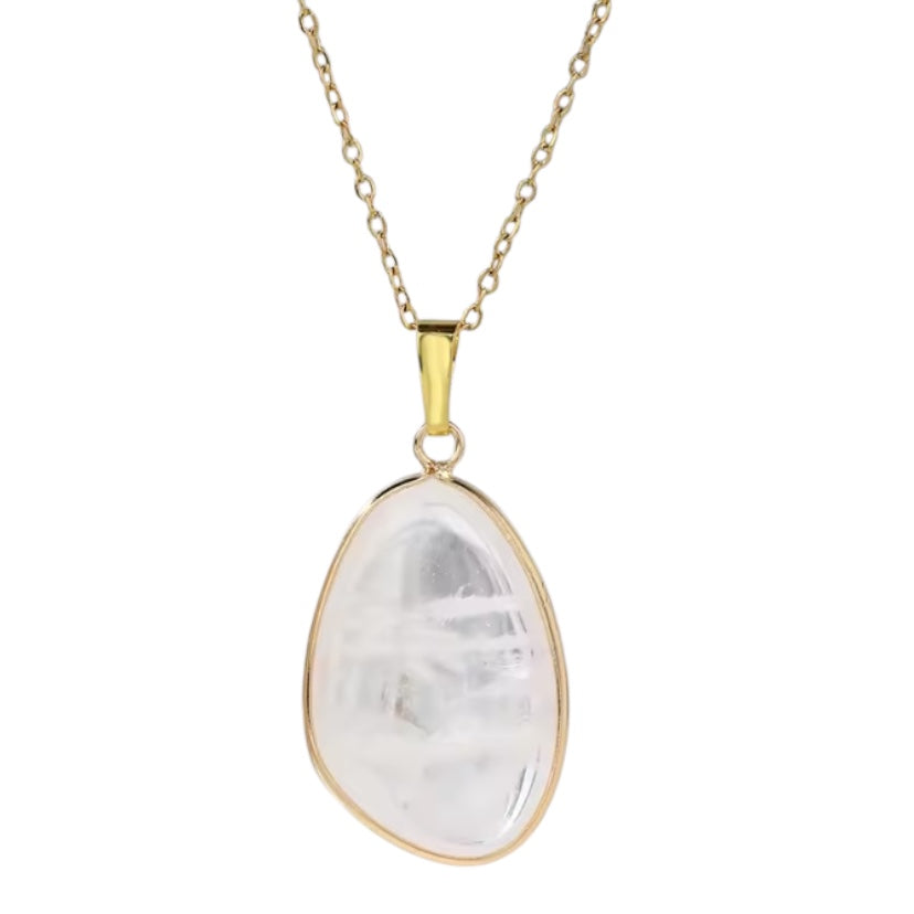 Bergkristall an goldener Kette