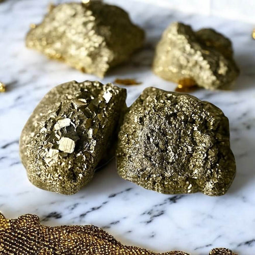 Funkelnder Pyrit Cluster – dekoratives Edelsteinobjekt für Ausgleich und Stabilität