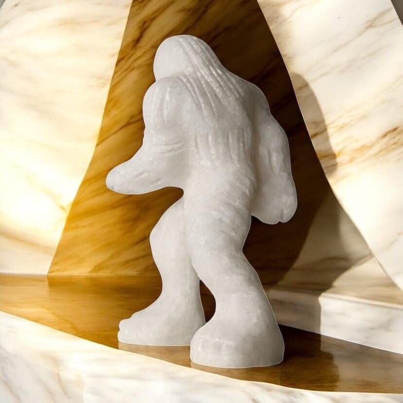Yeti aus weißem Quarz – Mystische Naturfigur voller Charme
