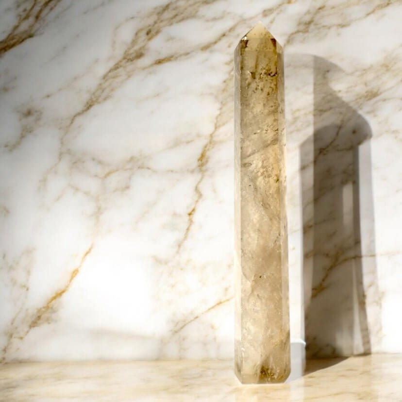 Großer Rauchquarz-Obelisk – elegantes Edelsteinjuwel, das Ruhe, Stabilität und Balance schenkt