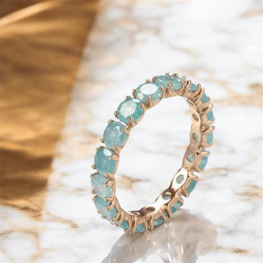 Funkelnder Band-Ring in Blau – elegantes Schmuckstück für leuchtende Akzente