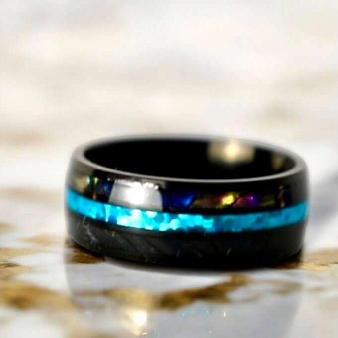 Dunkler Ring mit tiefblau-schwarzer Optik – stilvolles Highlight für besondere Momente
