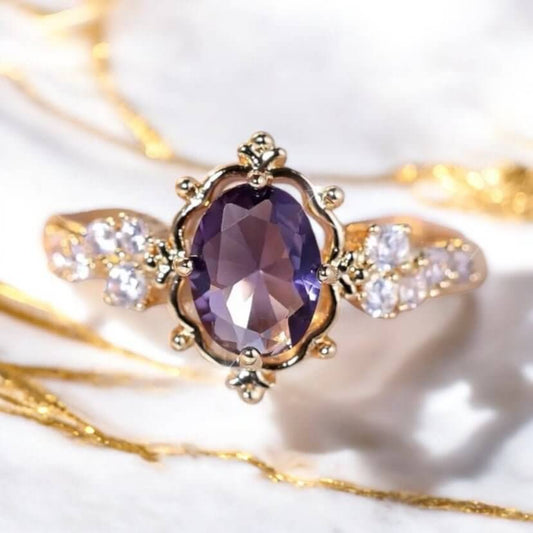 Eleganter goldener Ring mit lila Highlight