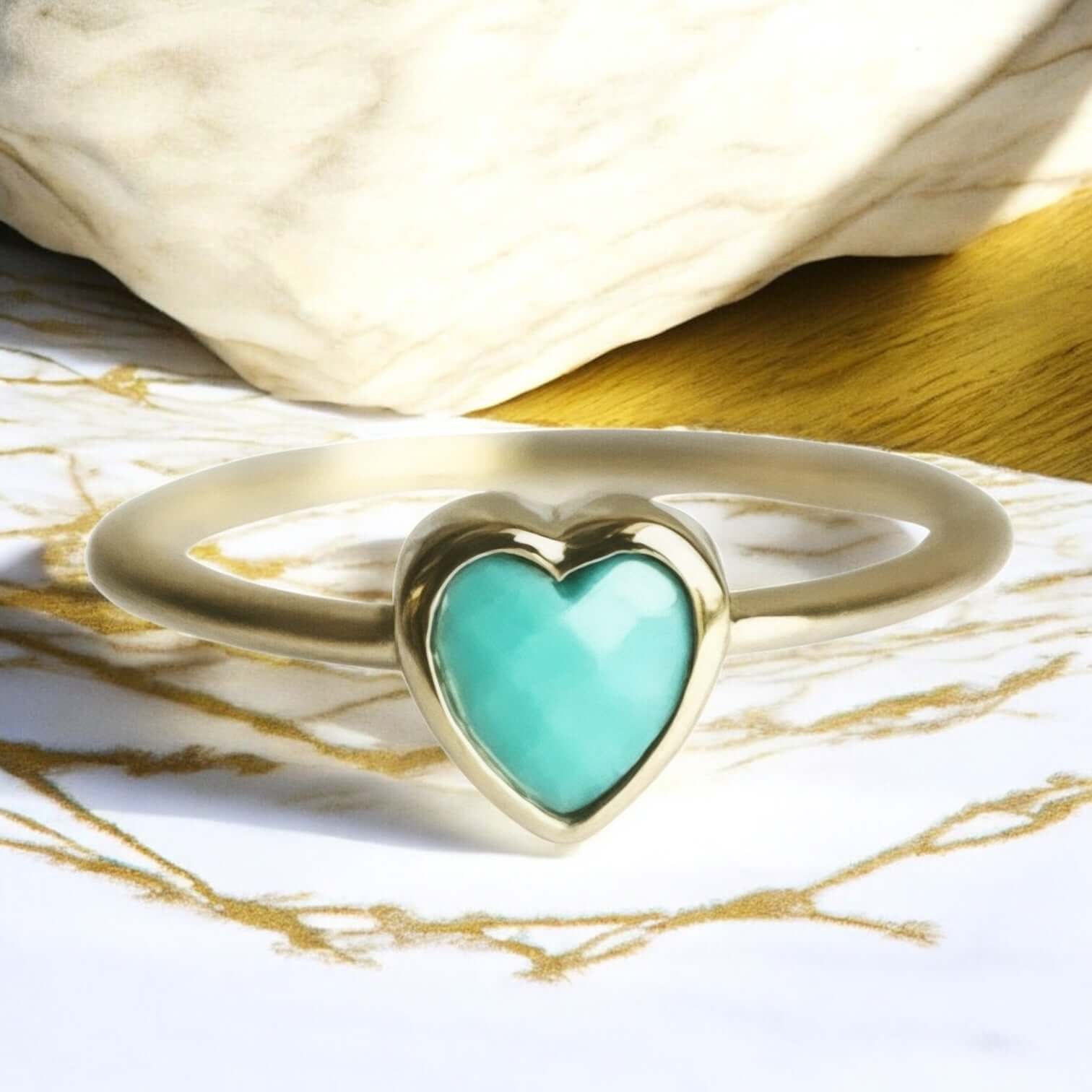 Feiner Ring in Gold mit Herz in Türkis – elegantes Highlight für natürliche Eleganz