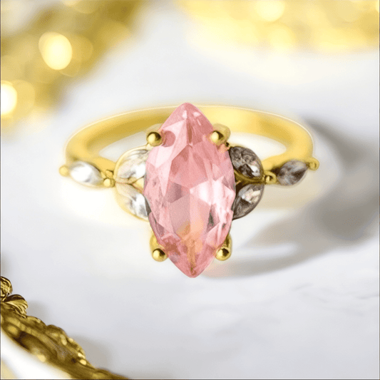 Feiner Goldring mit zartem Rosa – stilvolles Highlight für feminine Eleganz