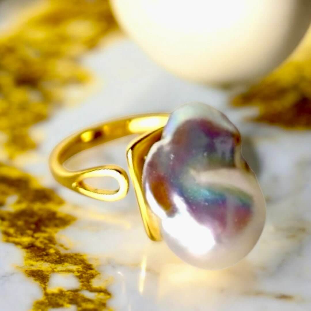 Eleganter offener Ring in Gold mit Perle – zeitloses Schmuckstück für charmante Präsenz