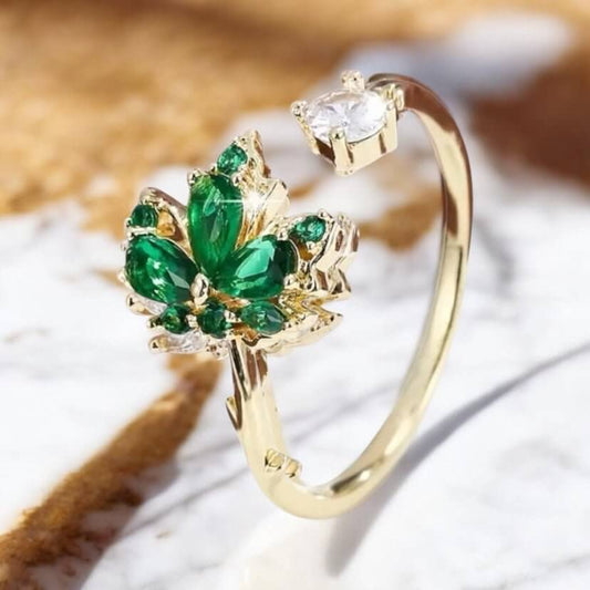 Eleganter offener Ring in Gold mit Blattdetail – funkelndes Highlight in frischem Grün
