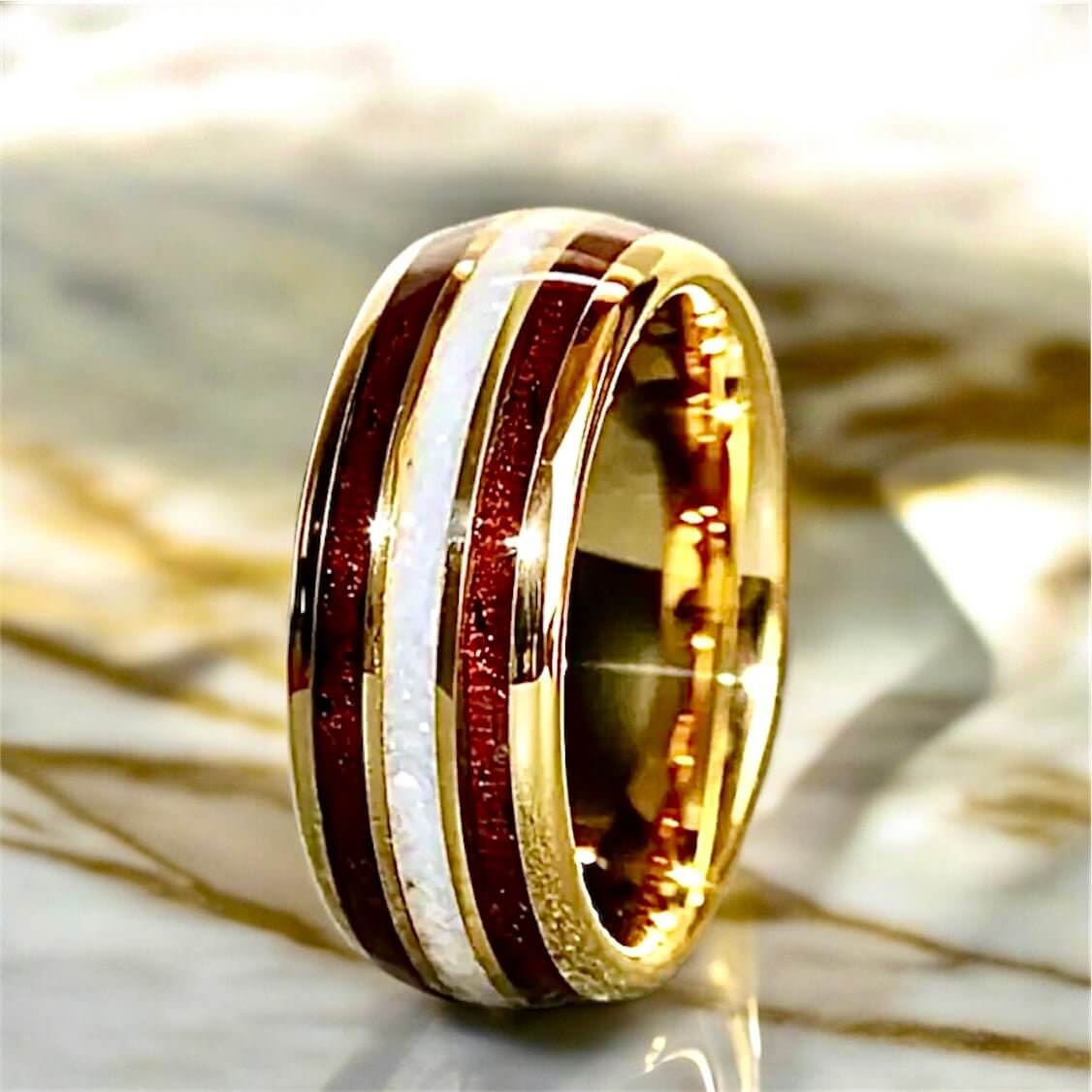 Eleganter Ring in Gold mit Holz-Detail – stilvolles Highlight für charmante Präsenz