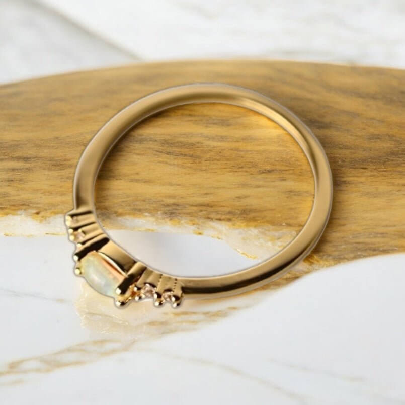 Zarter Ring in Gold mit Opalit – elegantes Schmuckstück für dezente Akzente