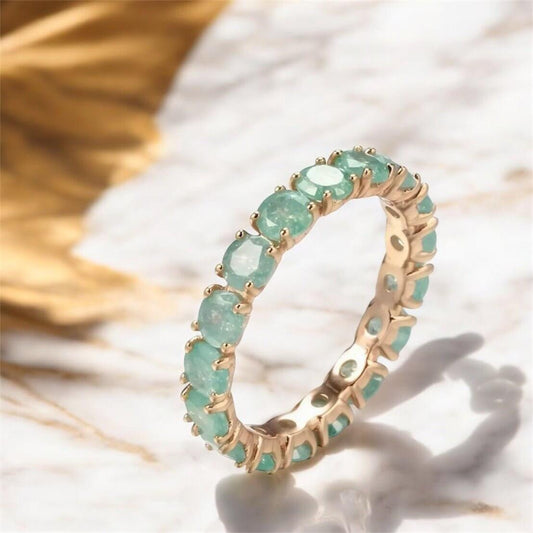 Funkelnder Band-Ring in Grün – elegantes Schmuckstück für frische Akzente