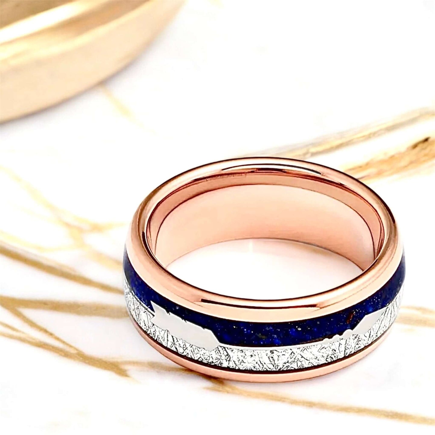 Roségoldene Ring mit dunkelblauem Pfeil-Design – dekoratives Accessoire für markanten Look