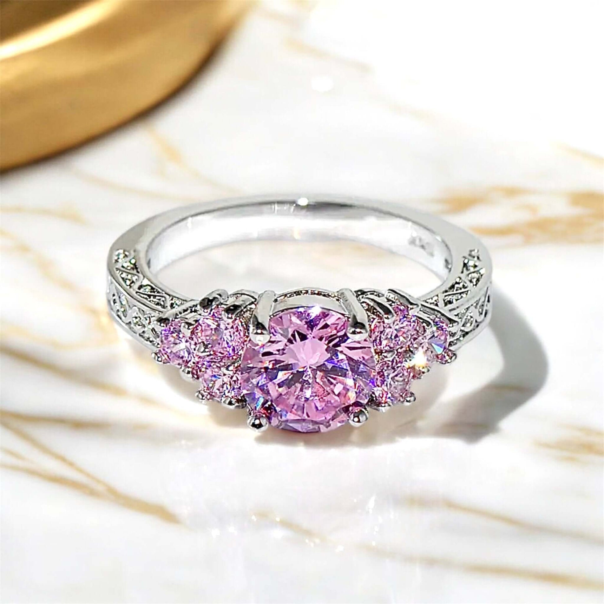 Funkelnder silberner Ring mit runden rosa Akzenten - dekoratives Accessoire für besondere Momente