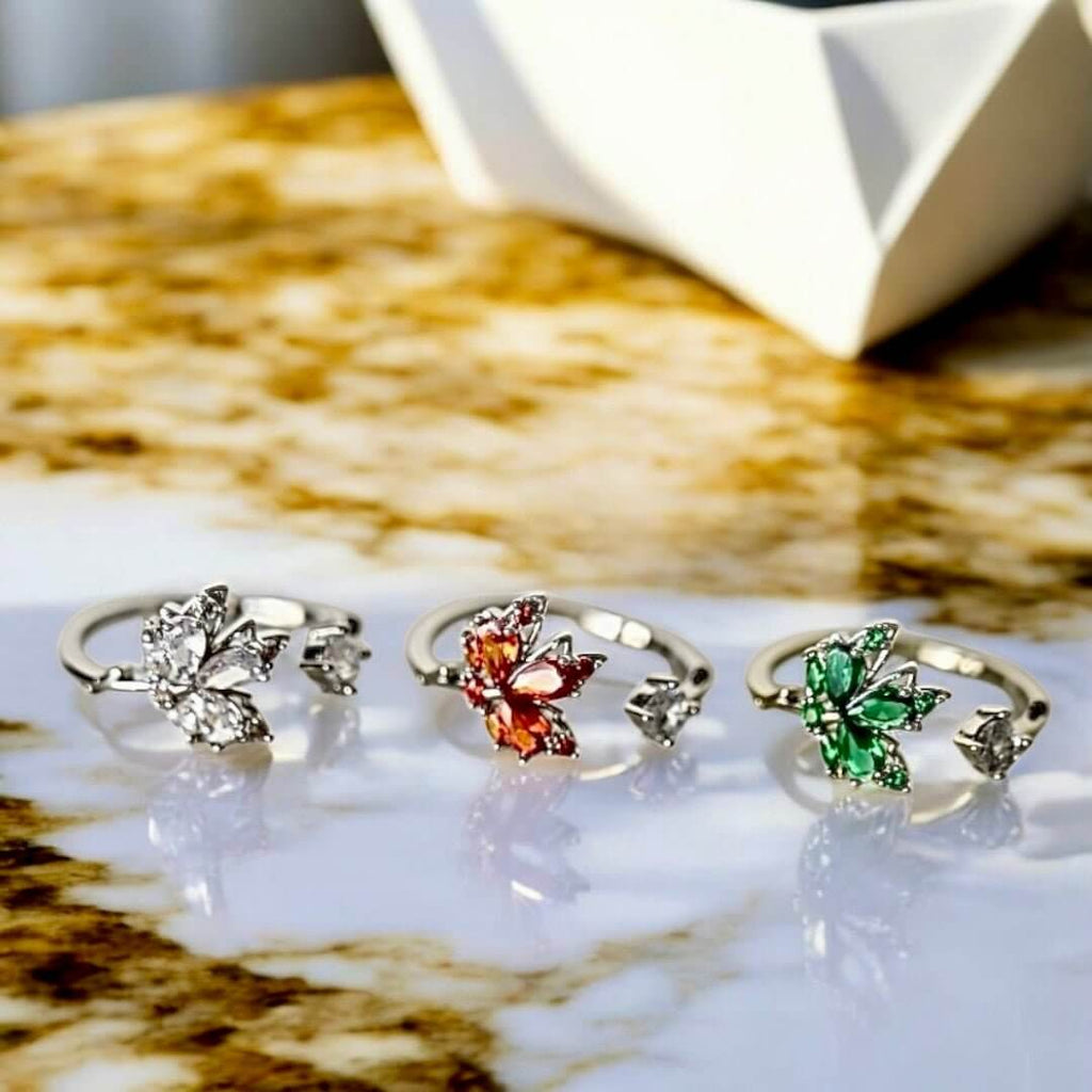 Eleganter offener Ring in Silber mit Blattdetail – funkelndes Highlight in frischem Grün