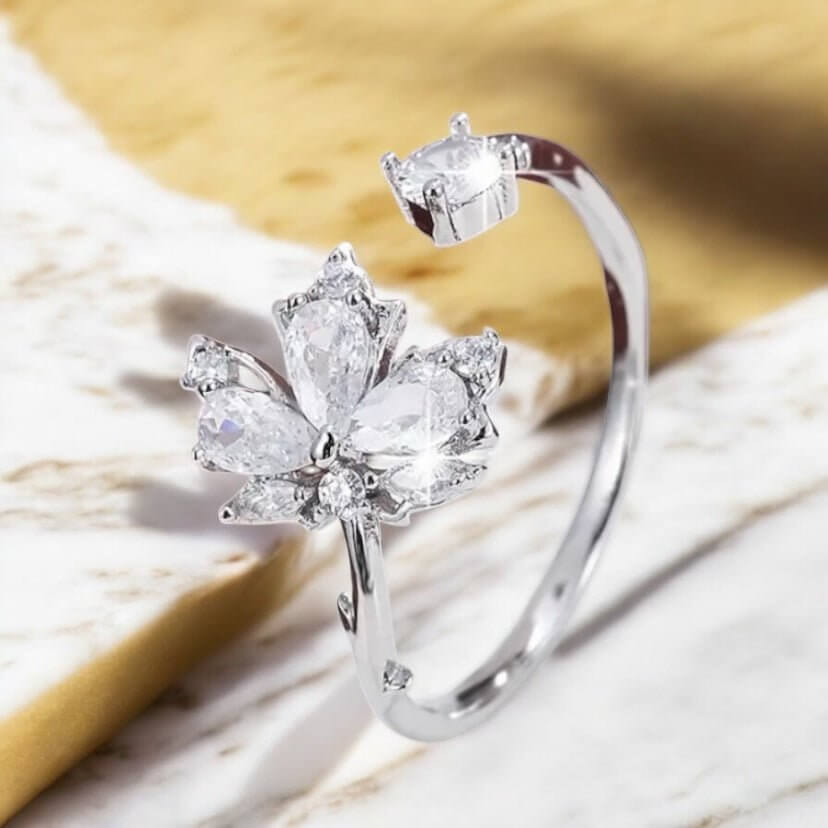 Eleganter offener Ring in Silber mit Blattdetail – funkelndes Highlight in Weiß