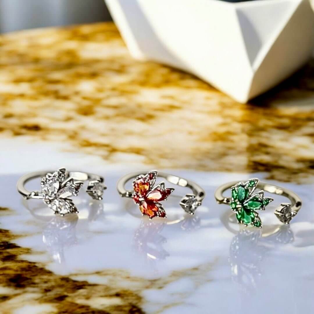 Eleganter offener Ring in Silber mit Blattdetail – funkelndes Highlight in Weiß