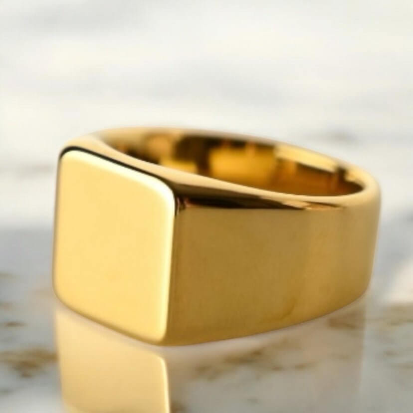 Quadratischer Ring in Gold – elegantes Schmuckstück für markante Akzente