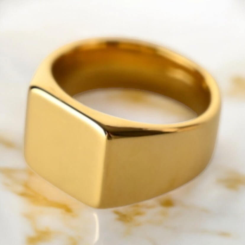 Quadratischer Ring in Gold – elegantes Schmuckstück für markante Akzente
