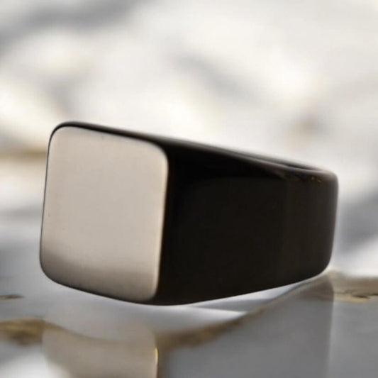 Quadratischer Ring in Schwarz – elegantes Schmuckstück für markante Akzente