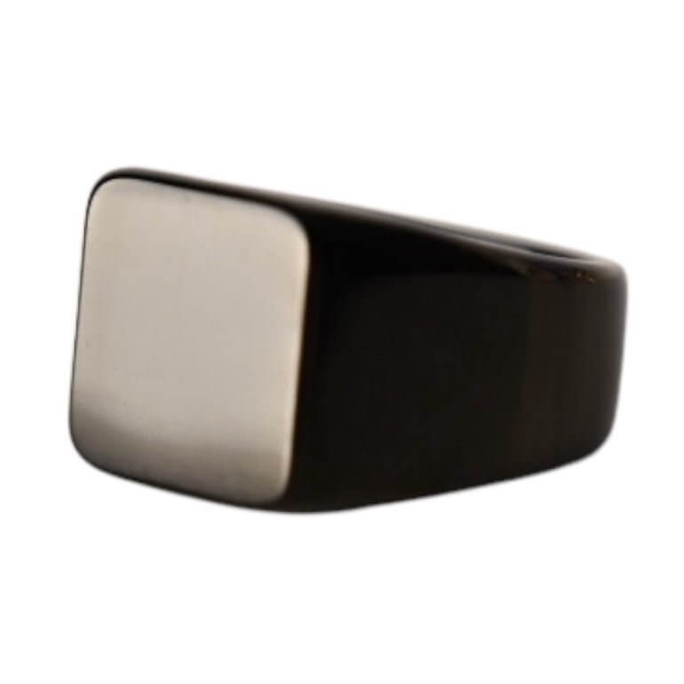 Quadratischer Ring in Schwarz – elegantes Schmuckstück für markante Akzente