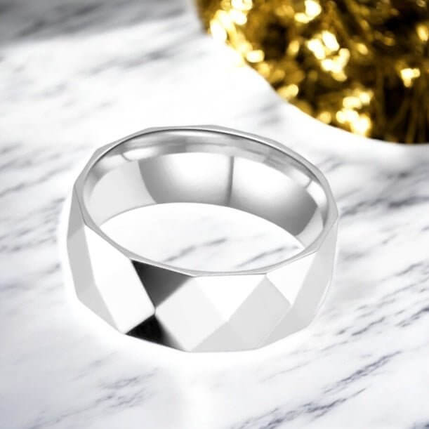 Geometrischer Ring in Silber – elegantes Schmuckstück für klare Akzente