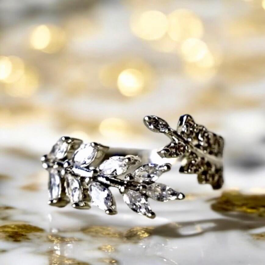 Silberner Ring mit Blatt-Design in Weiß – elegantes Schmuckstück für charmante Präsenz