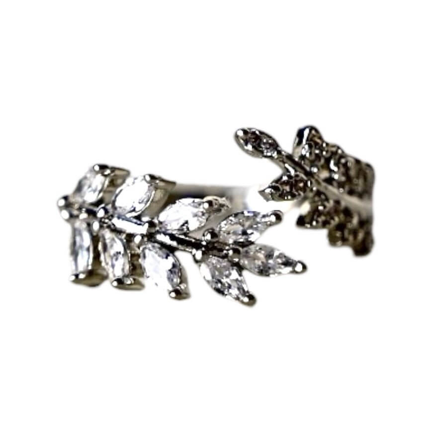 Silberner Ring mit Blatt-Design in Weiß – elegantes Schmuckstück für charmante Präsenz