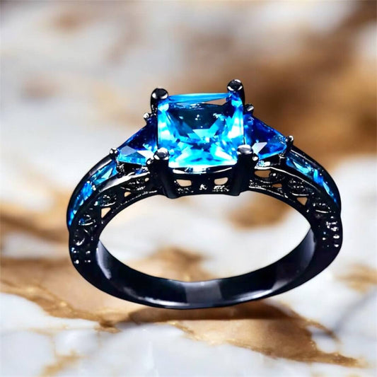 Ring in Silber mit quadratischem funkelnden blauen Steinen