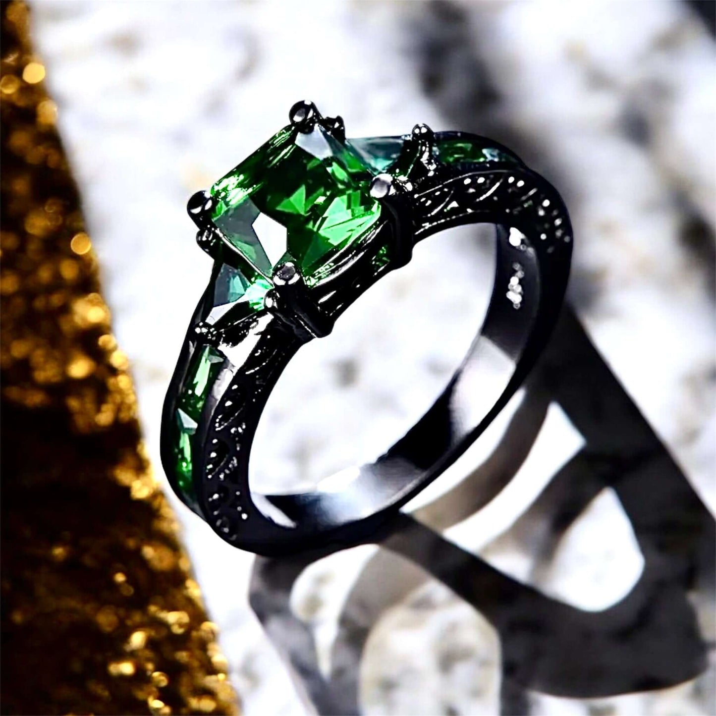 Ring in Silber mit quadratischem funkelnden grünen Steinen