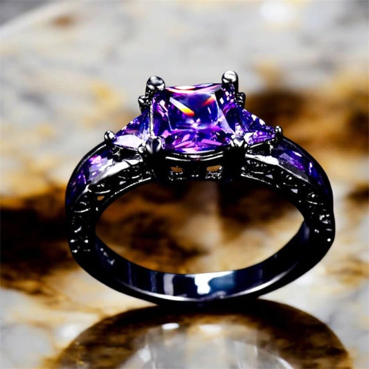Ring in Silber mit quadratischem funkelnden lila Steinen
